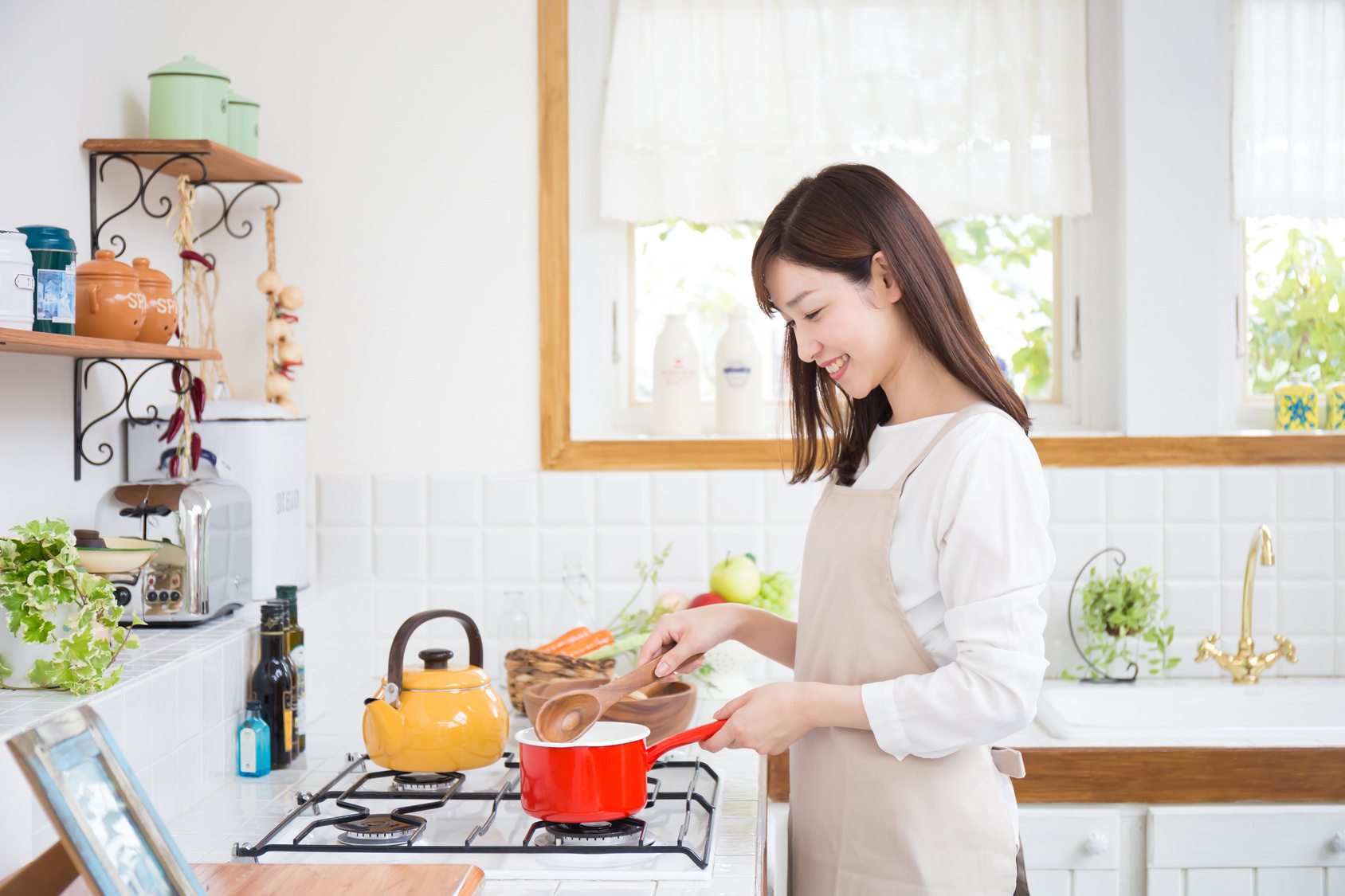 Японская мама на кухне. Женщина на кухне. Кулинария женщины. Кухни Shutterstock. Девочка увлеченно готовит.