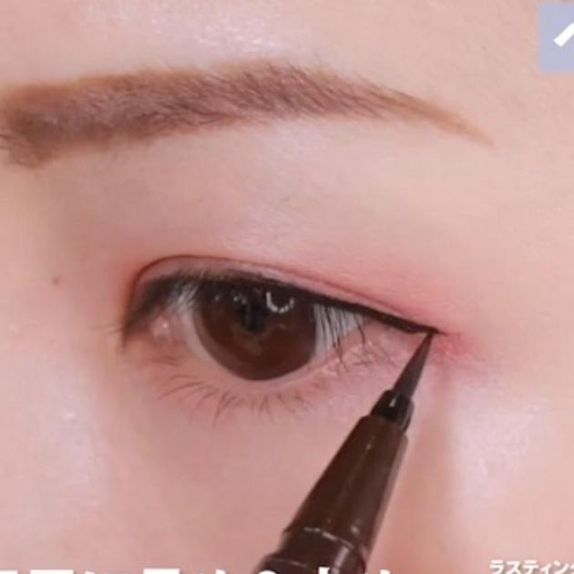 ベース顔　小顔メイク　アイライン