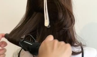 毛先ワンカールのやり方 ふわっと動きのあるヘアを自分でつくろう