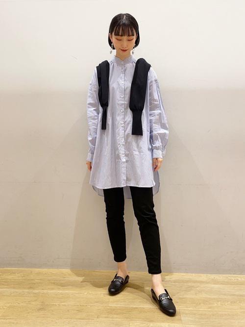 きれいめシャツ　カーディガン肩掛け　黒スキニー