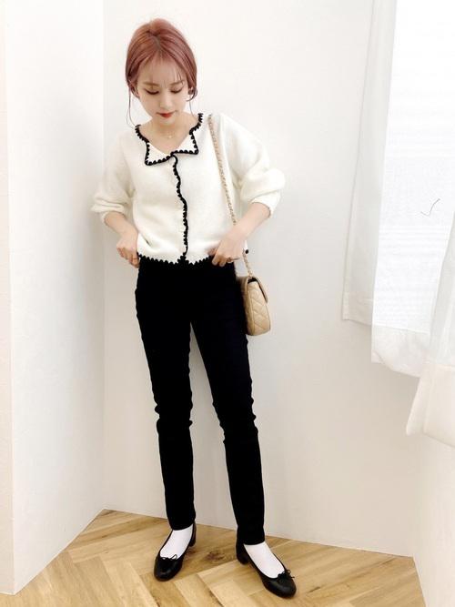 黒スキニー　モノトーンコーデ　フレンチガーリー