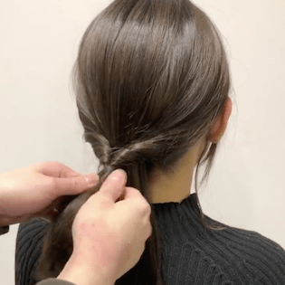 ミディアムヘアでもok くるりんぱの簡単ヘアアレンジ集