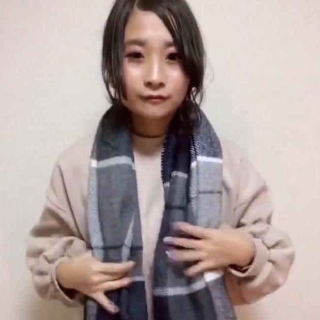 ストールの巻き方 簡単に巻けるものから季節ごとの巻き方まで C Channel 女子向け動画マガジン