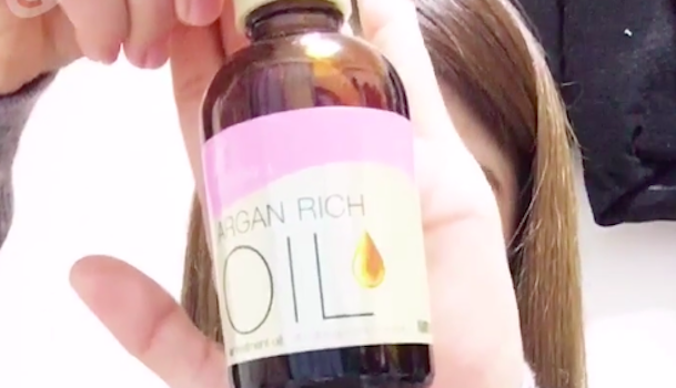 オイルがヘアケアの秘密 女の武器 香り広がるツヤ髪を作ろう